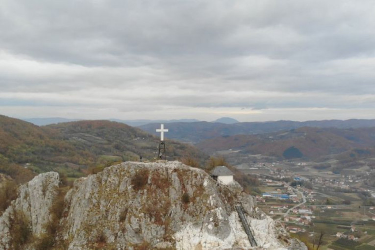 Najmanja crkva u Srbiji, ali velika svetinja: Podignuta na strmoj steni u klisuri Moravice, a do nje se mogu popeti samo hrabri (FOTO)