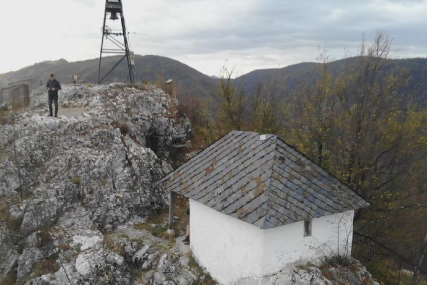 Najmanja crkva u Srbiji, ali velika svetinja: Podignuta na strmoj steni u klisuri Moravice, a do nje se mogu popeti samo hrabri (FOTO)