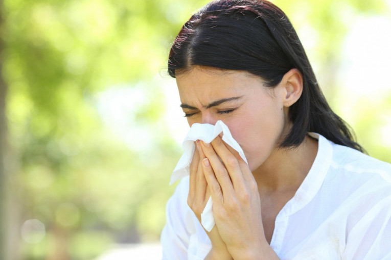 Kijanje, bol u grlu i suze u očima!  Građani krive alergiju zbog simptoma koje trpe! A evo o čemu se zapravo radi!