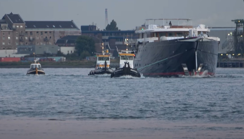 Bezosova megajahta odvučena pod okriljem noći: Hteli zbog nje da demontiraju poznati most, ali su se građani uzbunili (VIDEO)