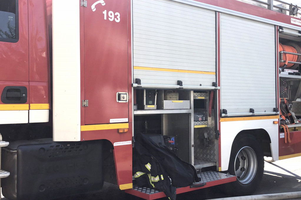 Grom udario u splav kod Makiša: Vatrogasci gase požar (VIDEO)