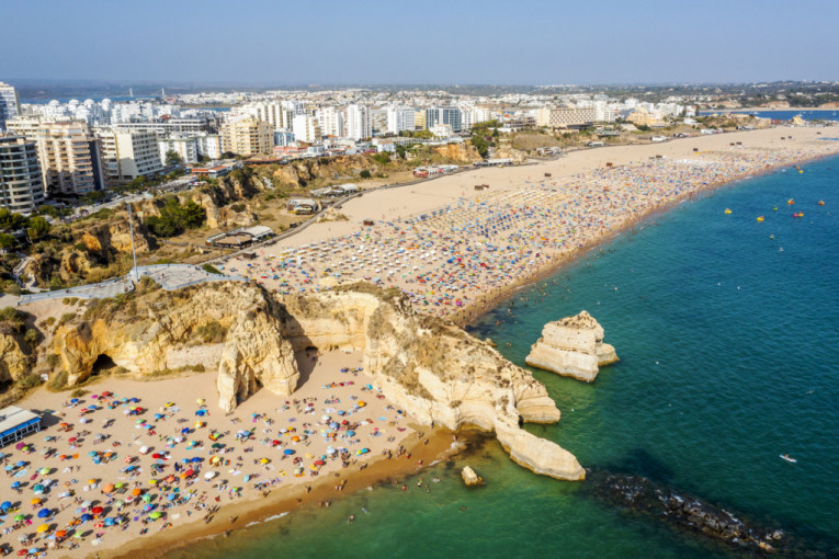 Ovaj grad u Portugalu  poseduje plažu sa zlatnim peskom