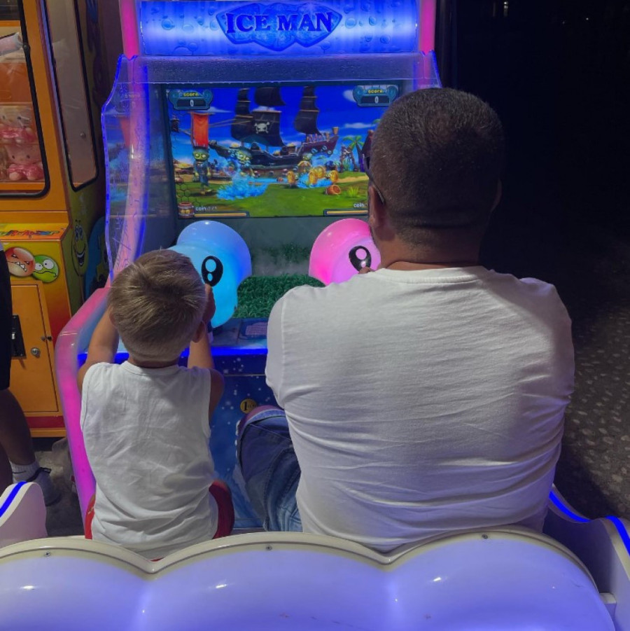 Dabovićkin sin i dečko se ne razdvajaju: Uživaju u Crnoj Gori, a palo je i navijanje (FOTO)