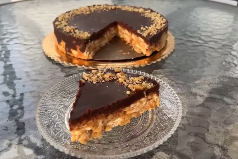 Recept dana: Keks torta s jabukama - sve pomešate, izlijete i prelijete čokoladom (VIDEO)