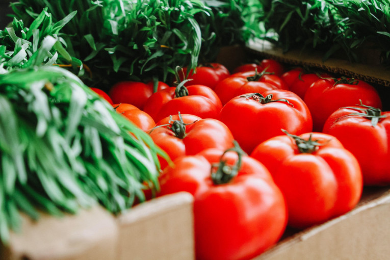 Ovim jednostavnim trikom nepogrešivo otkrivate da li je paradajz koji kupujete prirodan ili pun hemije