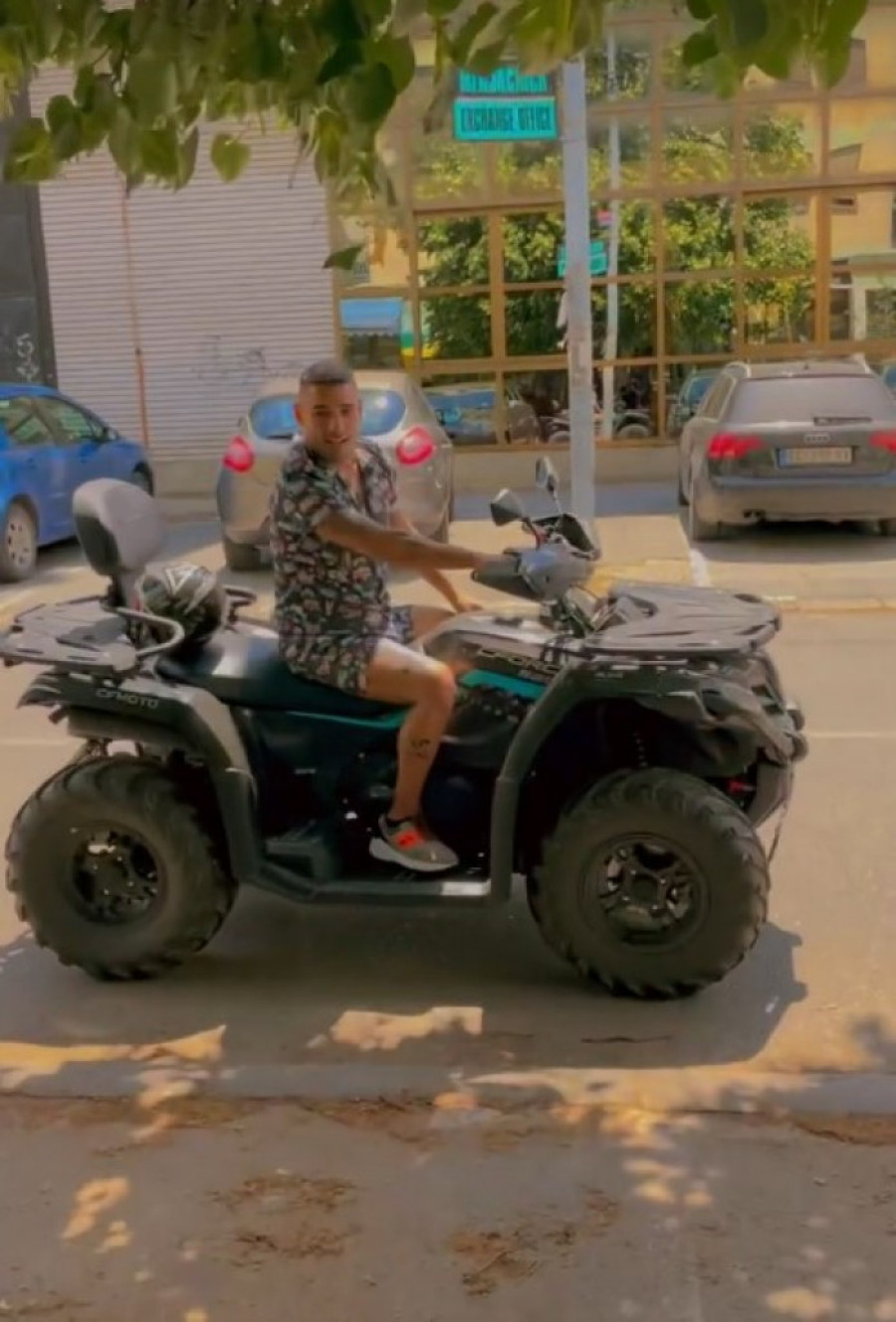 Lazić bez kacige divlja kvadom po gradu! Javnost u šoku, a pevač ni da trepne (FOTO)