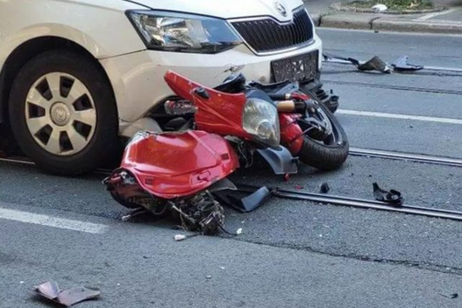 Horor na Vračaru: Vozač motocikla  naleteo na automobile u pokretu - preminuo na licu mesta