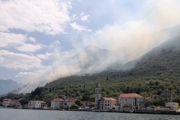 Avioni, helikopter i vatrogasci gase požar u Stolivu: Situacija vrlo teška! (FOTO/VIDEO)