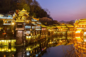 Romantični duh stare Kine: Nestvaran grad čije drvene kuće kao da izranjaju iz reke