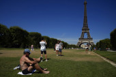 Pariz se topi: Na suncu izmereno 56 stepeni, a hlada nigde