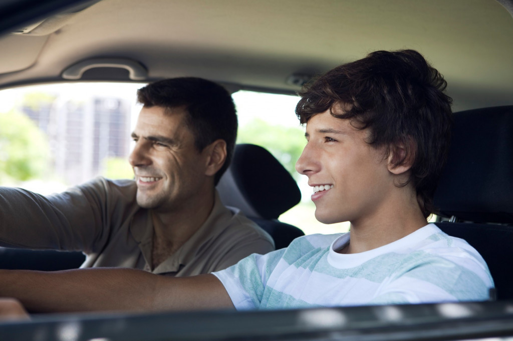 Novo istraživanje: Tinejdžeri koji vežbaju sa mamom i tatom biće bolji vozači