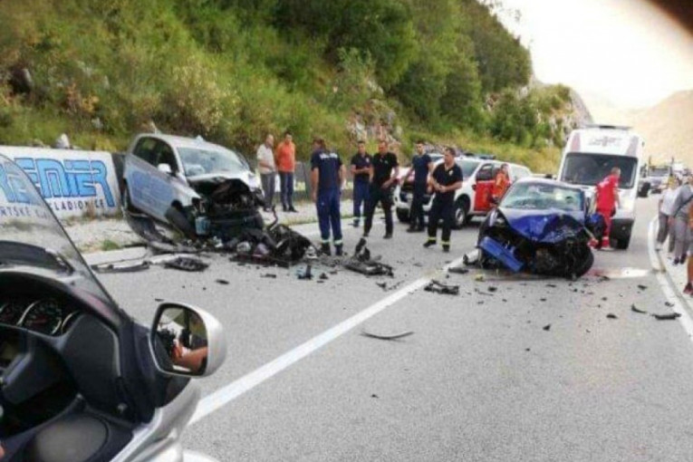 Udes u Crnoj Gori! Tri osobe povređene, delovi automobila rasuti po putu