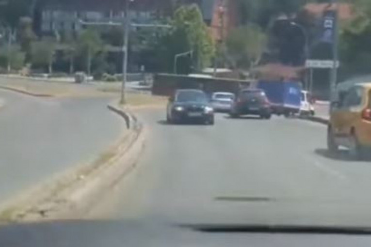 Vozač "zalutao" u Rakovici: Ušao u pogrešan smer, a pogledajte kako se snašao! (VIDEO)