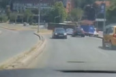 Vozač "zalutao" u Rakovici: Ušao u pogrešan smer, a pogledajte kako se snašao! (VIDEO)