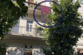 Bunt Dorćolca zamislio prolaznike: Na terasi razvio "antireklamu" zbog kafića koji mu ne da da spava! (FOTO)