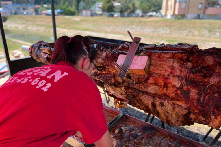 Sanja je jedina žena u Srbiji koja peče vola: Na ražnju se okreće 12 sati, a u njemu ima pola tone (FOTO)