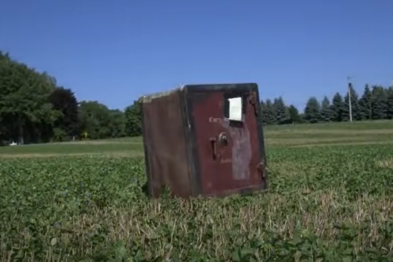Misteriozni sef pronađen na polju seljaka, a sa njim je došla i posebna poruka! VIDEO