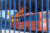 Gori autobus na Lastinoj stanici: Gust dim i vatra kuljaju iz vozila, vatrogasci na terenu (VIDEO)
