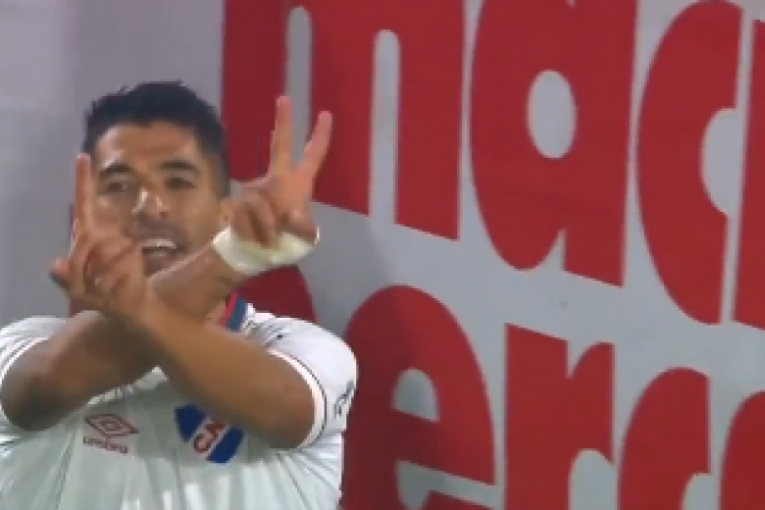 Pistolero ponovo "puca": Suarezov gol digao Montevideo na noge! I još da je posle pogodio sa kreča... (VIDEO)