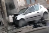 Razvaljen zid i delovi automobila rasuti po putu: Prizor nakon teške saobraćajke u Zemunu (VIDEO)