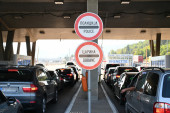 Veći broj vozila na putevima u Srbiji! Magla ometa vozače kod Aleksinca