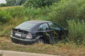Nezgoda u Obrenovcu: Automobil sleteo sa puta (FOTO)