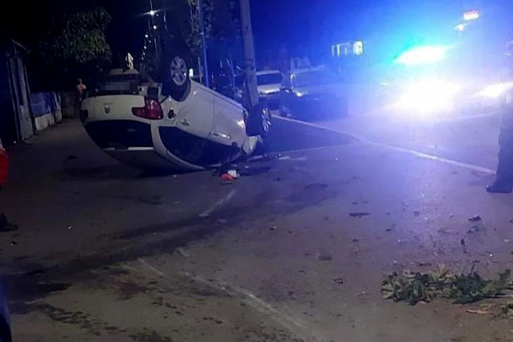 Automobil uleteo u dvorište i prevrnuo se: Dve osobe povređene u nezgodi u Pinosavi