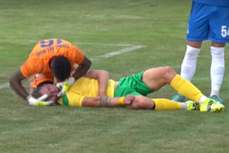Jeziva scena na utakmici, sudario se s golmanom i pao u komu! Prebačen u bolnicu u Kišinjevu!(UZNEMIRUJUĆI VIDEO)