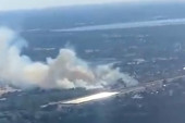 Stravična eksplozija na Hitrouu! Gusti dim se nadvio nad aerodromom, putnici iz aviona snimali dramu (VIDEO)