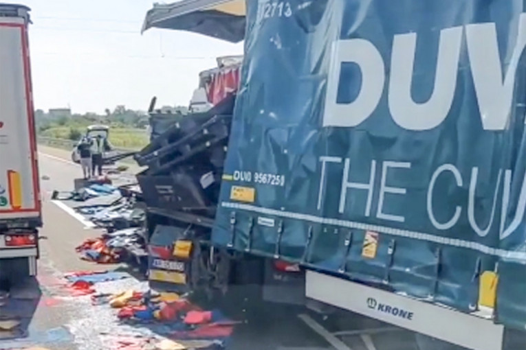 Kabina kamiona potpuno smrskana: Sudar dva teretnjaka na auto-putu Beograd-Niš (VIDEO)