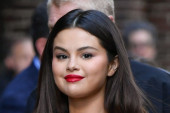 Selena na meti zbog sala na stomaku! Pevačica odmara i uživa u hrani, a na njen račun stižu samo - strašne uvrede (VIDEO)