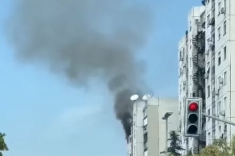 Gori stan na Novom Beogradu: Vatra i dim izbijaju kroz prozor (VIDEO)