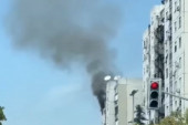 Ogroman požar na Novom Beogradu: Žena nastradala, kulja dim kroz prozor na osmom spratu! (VIDEO)