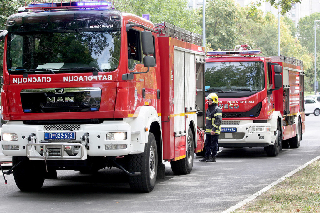 Požar u beogradskom naselju Ripanj: Vatrena stihija "progutala" gradski autobus (VIDEO)