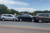 Lančani sudar kod Surčina: Dvoje povređenih, tri vozila uništena! (VIDEO)