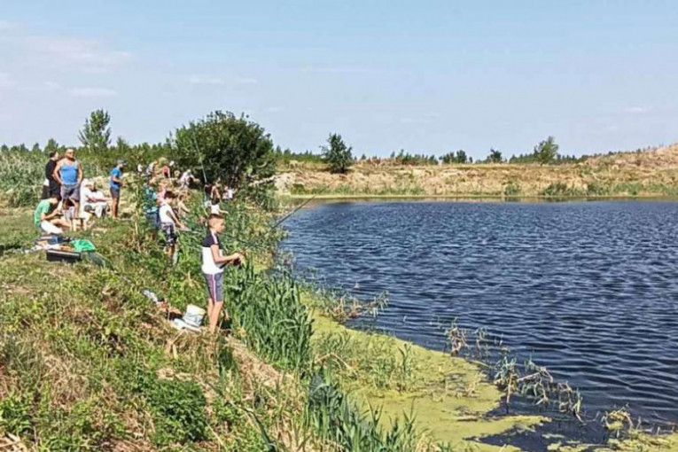 Mališani u Starčevu odmerili snage u ribolovu: Nizak vodostaj reka upornim pecarošima zadao je prave muke!