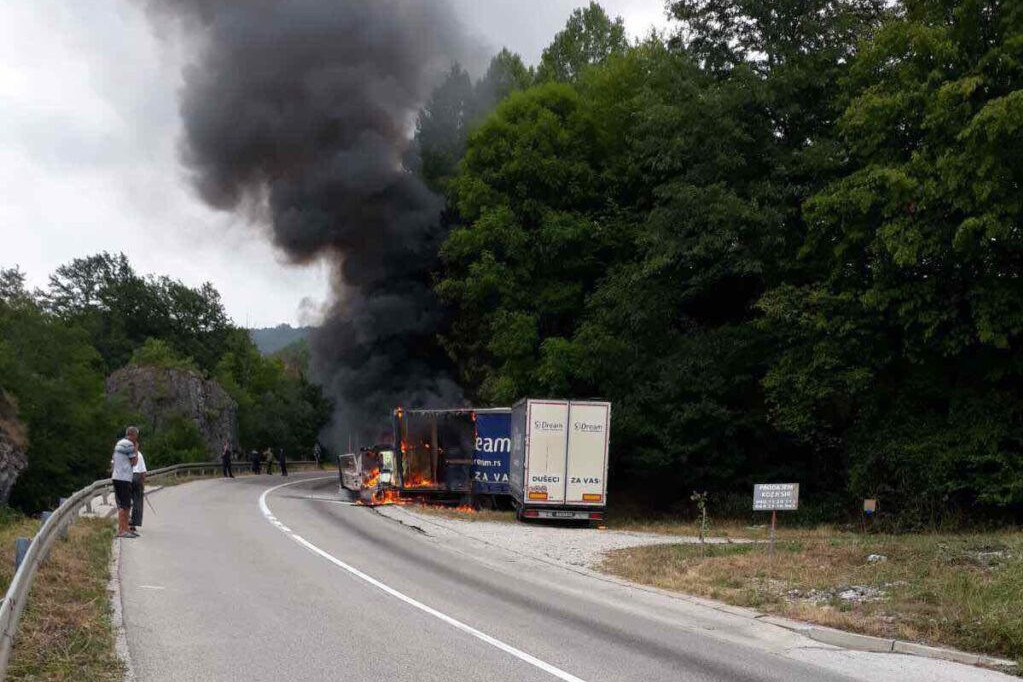 "Ugledali smo buktinju pored puta, plamen je bio ogroman": Izgoreo šleper na magistralnom putu kod Prijepolja (FOTO)