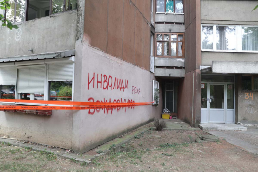 Otpala fasada na Medaku, stanari strahuju za svoje živote: Kada betonske ploče počnu da padaju, to će biti kao bombardovanje! (FOTO)