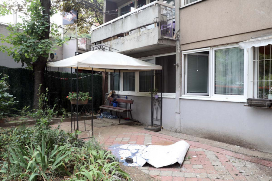 Otpala fasada na Medaku, stanari strahuju za svoje živote: Kada betonske ploče počnu da padaju, to će biti kao bombardovanje! (FOTO)