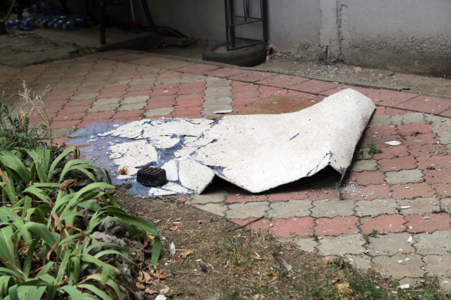 Otpala fasada na Medaku, stanari strahuju za svoje živote: Kada betonske ploče počnu da padaju, to će biti kao bombardovanje! (FOTO)