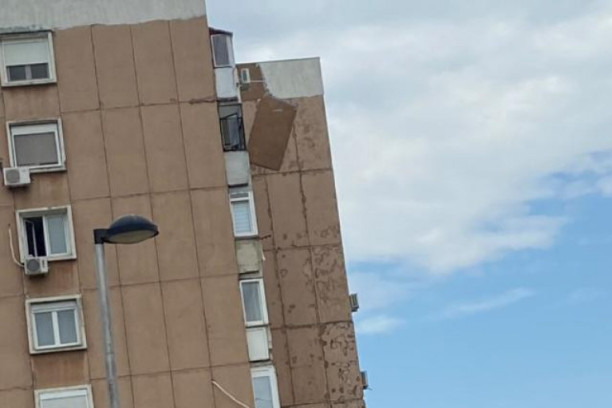 Otpala fasada na Medaku, stanari strahuju za svoje živote: Kada betonske ploče počnu da padaju, to će biti kao bombardovanje! (FOTO)