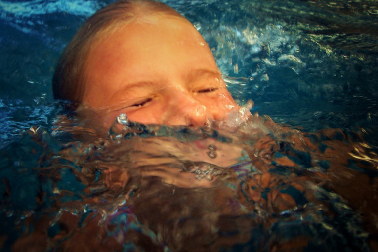 Ana (13) stradala na porodičnom odmoru: Bez svesti je našli u bazenu