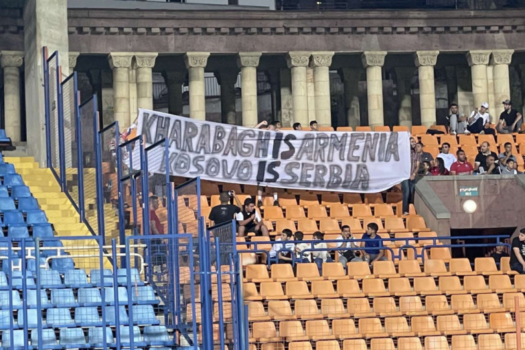 "Kosovo je Srbija" se vijori na Zvezdinoj utakmici! Stiže podrška i iz Jermenije (VIDEO)