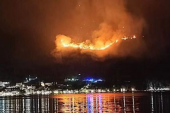 Veliki požar na brdu iznad Perasta: Nepristupačni teren otežava gašenje (FOTO/VIDEO)