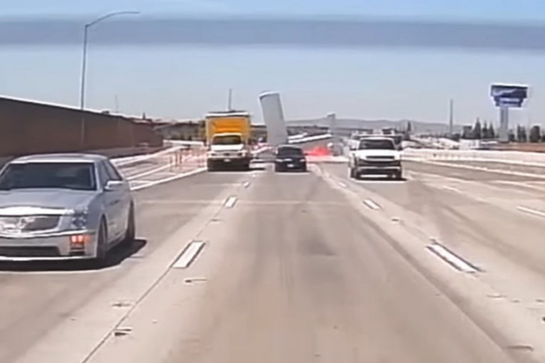 Avion sleteo nasred auto-puta kada mu je motor otkazao: Pilot vešto izbegao tragediju (VIDEO)