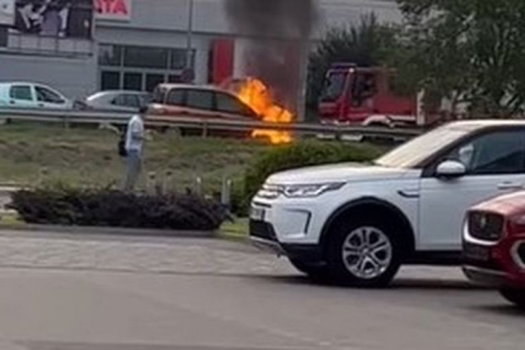 Zapalio se automobil na Zrenjaninskom putu: Plamen zahvatio ceo prednji deo vozila (VIDEO)