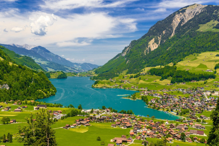 Ovaj grad je smešten u podnožju švajcarskih Alpa i s pogledom na nestvarno jezero