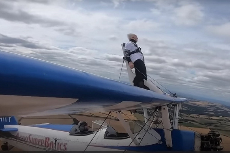 Baka (93) carica! Video od kojeg zastaje dah - uzletela vezana za avion, a onda su usledile akrobacije (VIDEO)