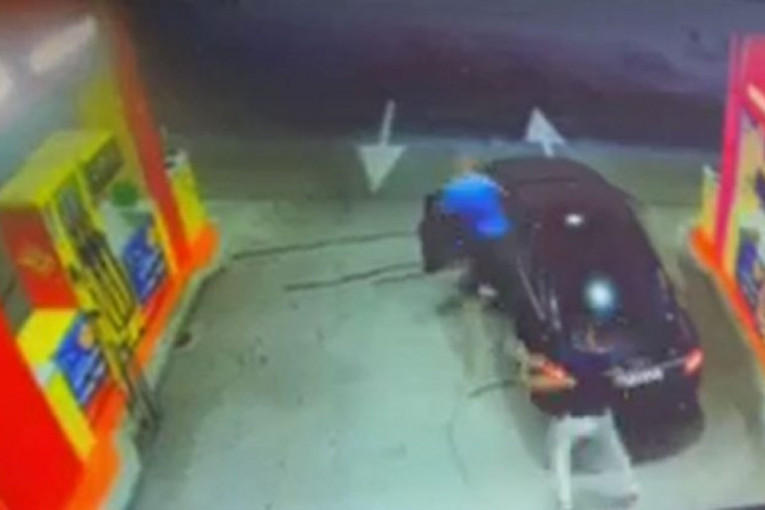 Dramatičan snimak sa benzinske pumpe u Srspkoj! Pokušao da ukrade automobil, usledilo koškanje! Uništen i aparat za plin, stao i saobraćaj!