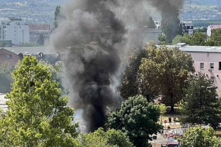 Sedmočlana porodica ostala bez krova nad glavom: Izgorela baraka u Novom Sadu! (FOTO)